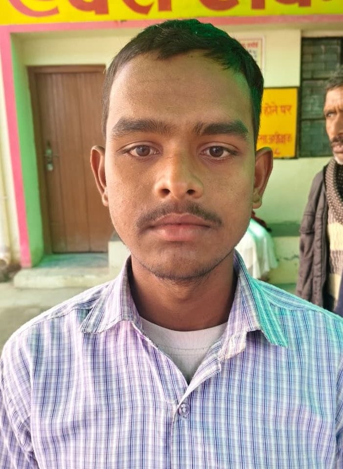 फोटो-18- मेडिकल कॉलेज के एक्स-रे कक्ष के बाहर परेशान बैठे मरीज। संवाद