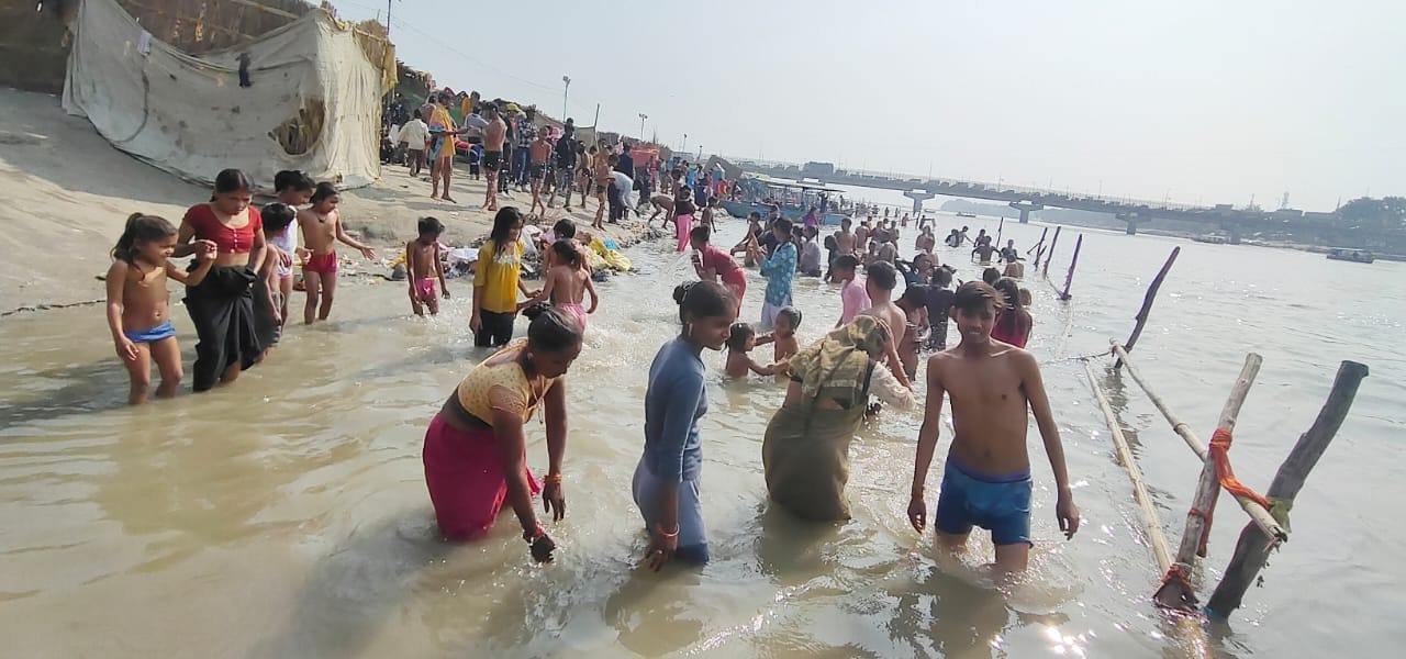 फोटो-34, एक दूसरे को गले लगाकर अगले वर्ष दोबारा मिलने का वायदा करतीं महिलाएं। संवाद फोटो-34, एक दूसरे को गले लगाकर अगले वर्ष दोबारा मिलने का वायदा करतीं महिलाएं। संवाद