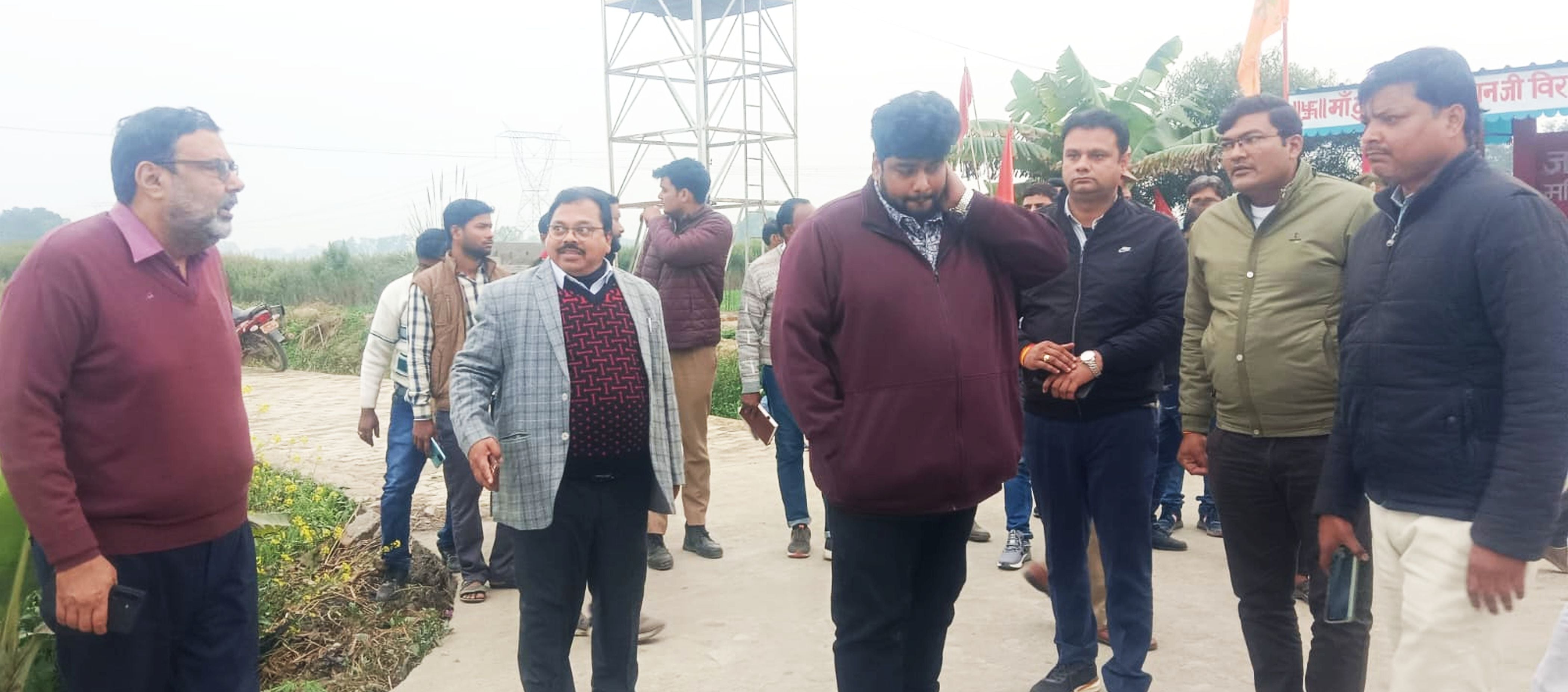 फोटो-36-ग्राम पंचायत चक इटौली में स्थलीय निरीक्षण के दौरान बातचीत करते अपर आयुक्त मनरेगा। संवाद फोटो-36-ग्राम पंचायत चक इटौली में स्थलीय निरीक्षण के दौरान बातचीत करते अपर आयुक्त मनरेगा। संवाद