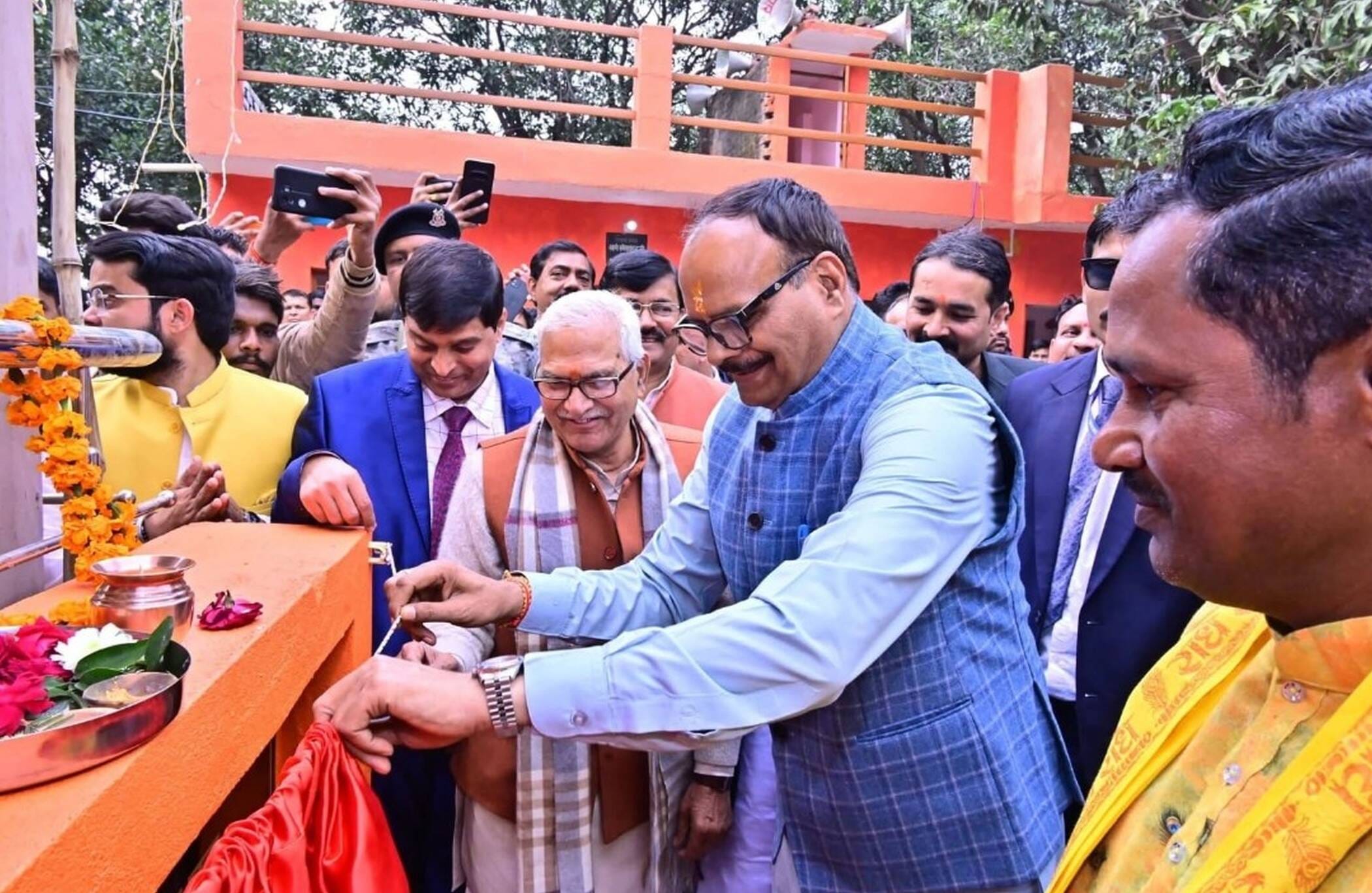 फोटो-38-कार्यक्रम में डिप्टी सीएम को सुनते भाजपाई एवं अन्य। संवाद