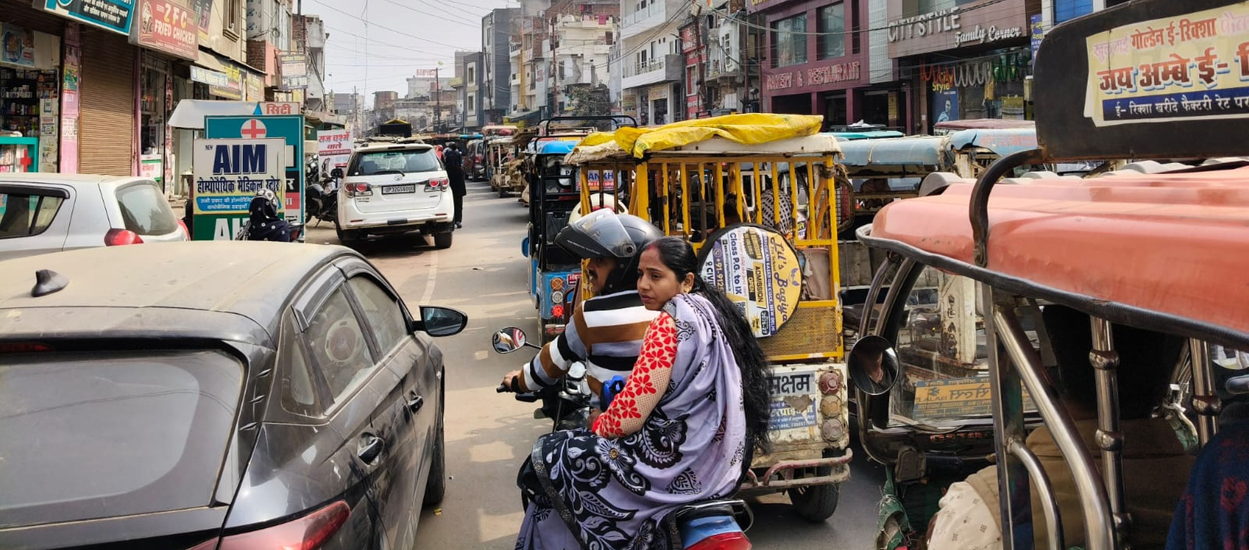 फोटो-44-शहर के शांतीनगर स्थित रोड़ वेज बस कार्यशाला के सामने लगा जाम। संवाद