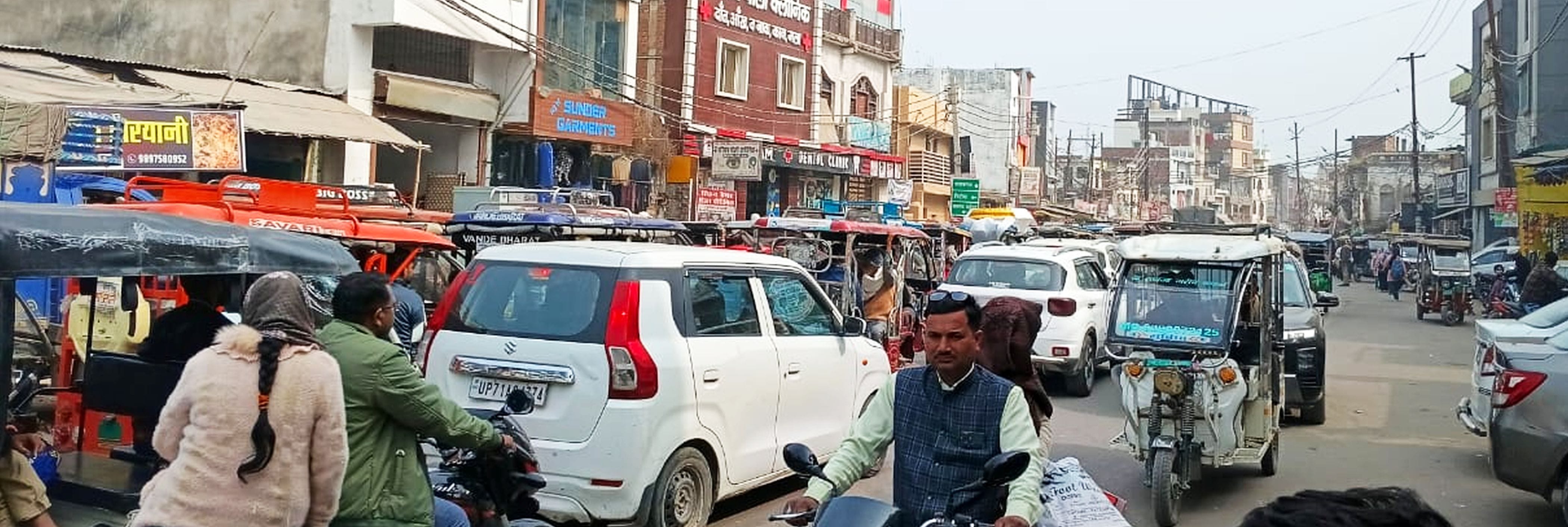 फोटो-44-शहर के शांतीनगर स्थित रोड़ वेज बस कार्यशाला के सामने लगा जाम। संवाद