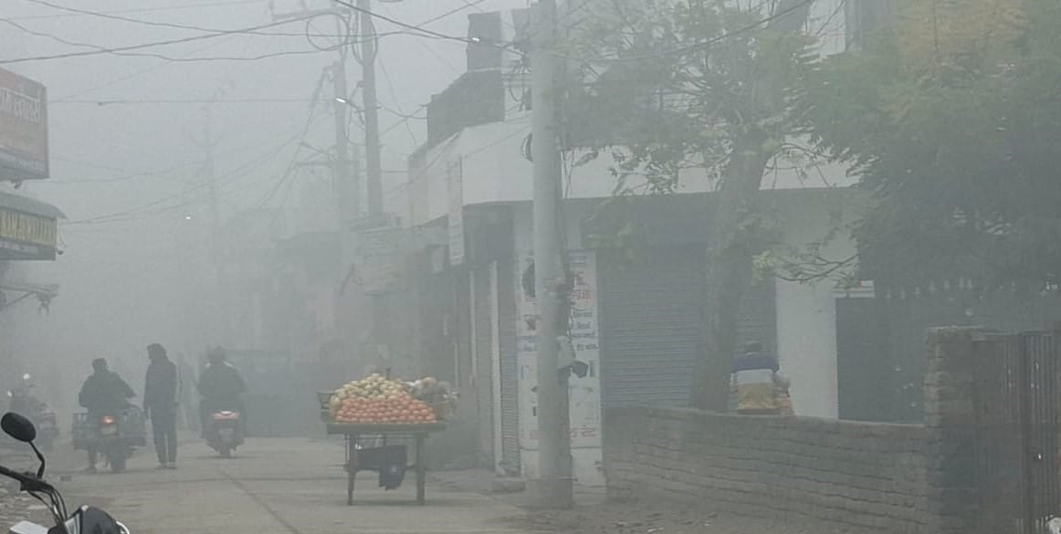 गांधीनगर अंडरपास रोड पर छाया कोहरा व गुजरते लोग। संवाद गांधीनगर अंडरपास रोड पर छाया कोहरा व गुजरते लोग। संवाद