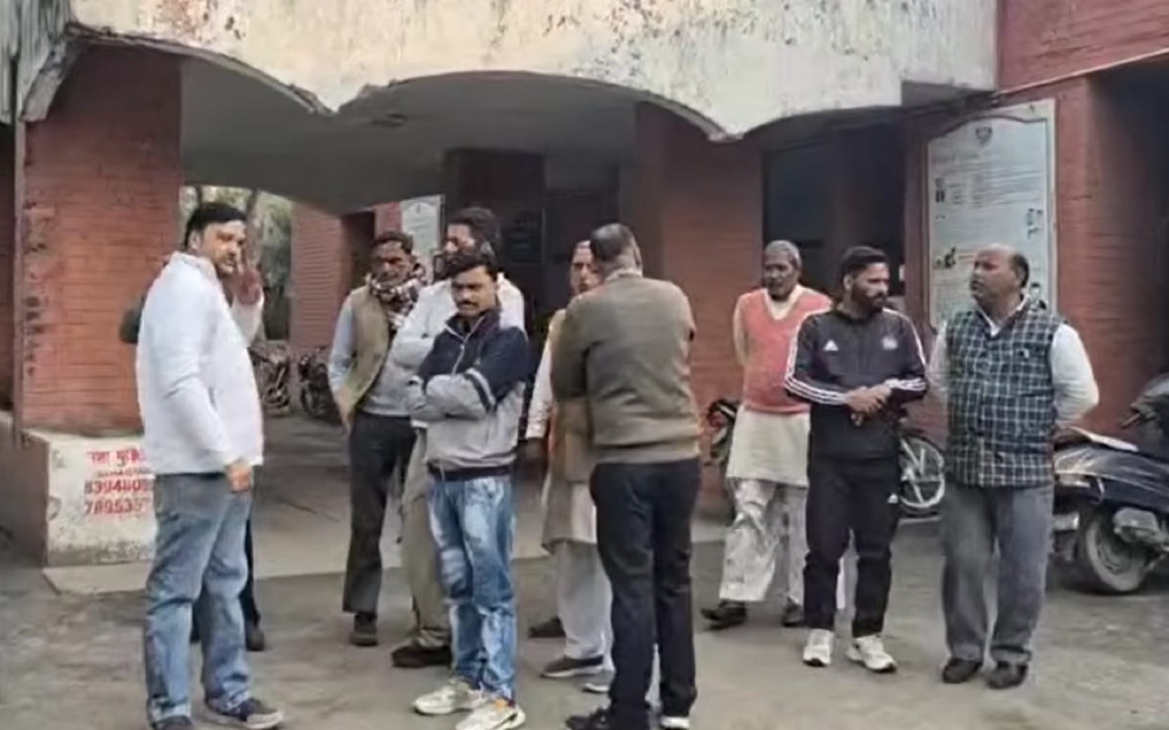 घटनास्थल पर रखा सचिन का बैग। घटनास्थल पर रखा सचिन का बैग।