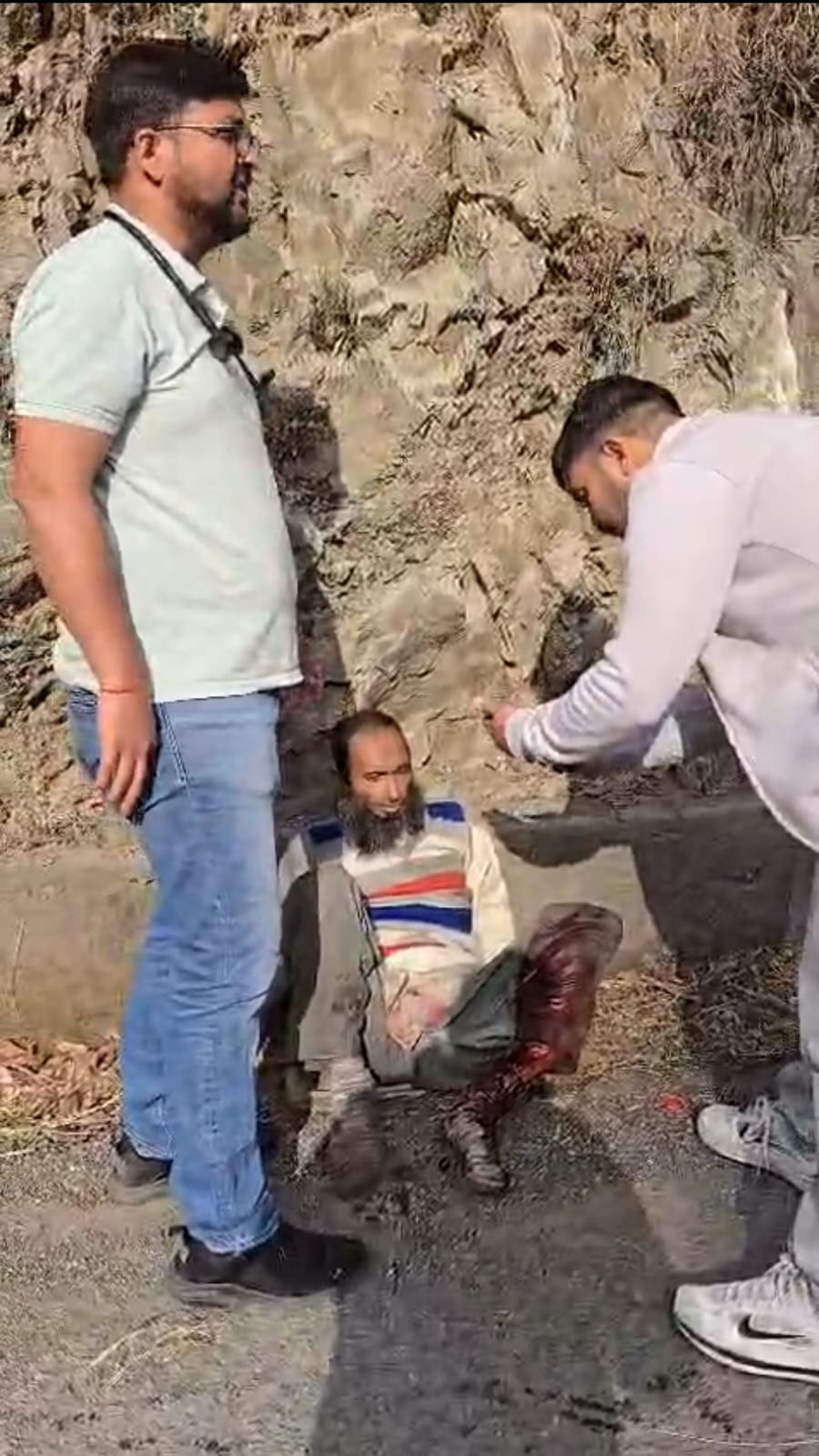 घायलों को हिम्मत देते परिजन। संवाद घायलों को हिम्मत देते परिजन। संवाद