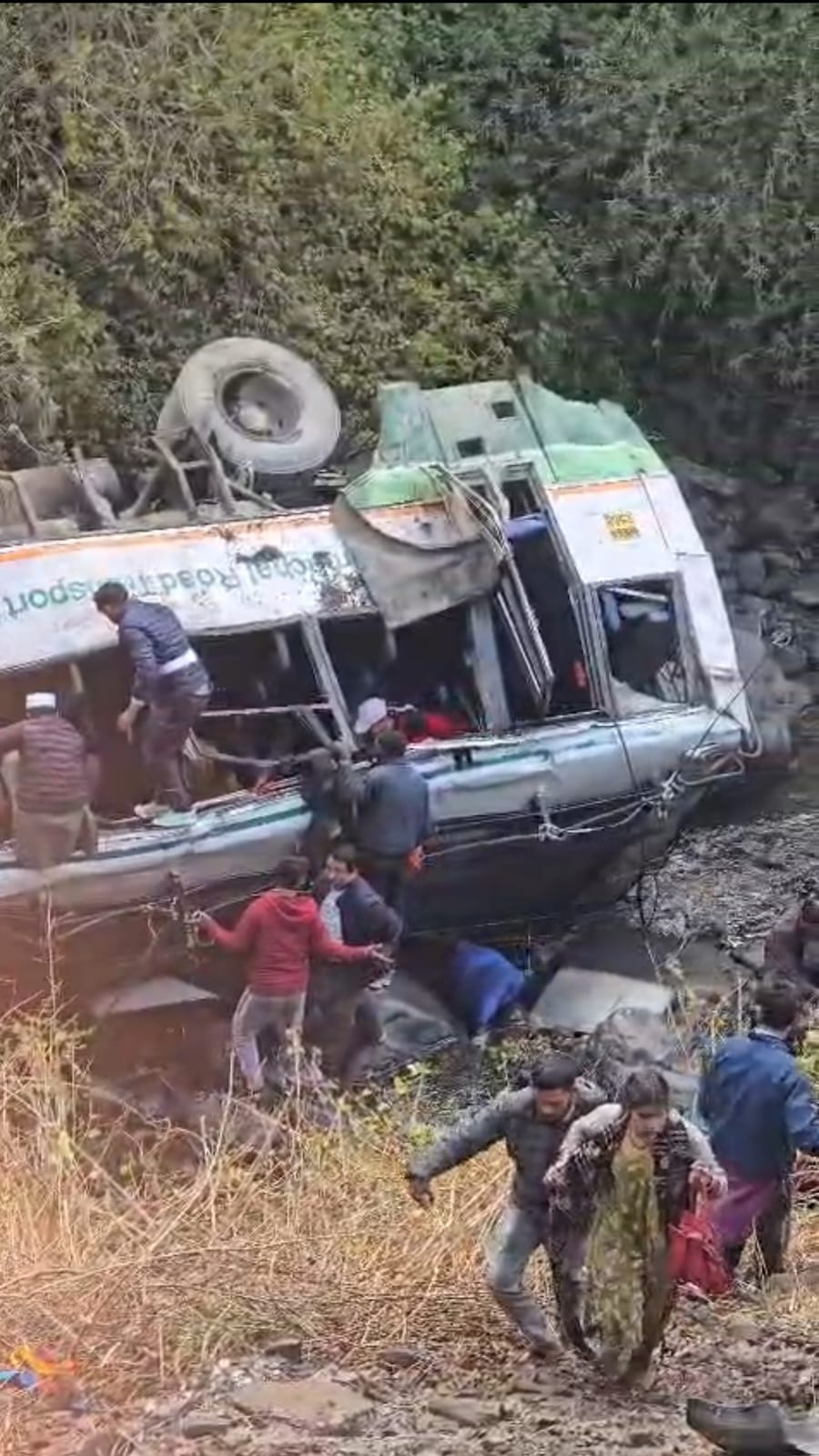 घायलों को हिम्मत देते परिजन। संवाद घायलों को हिम्मत देते परिजन। संवाद