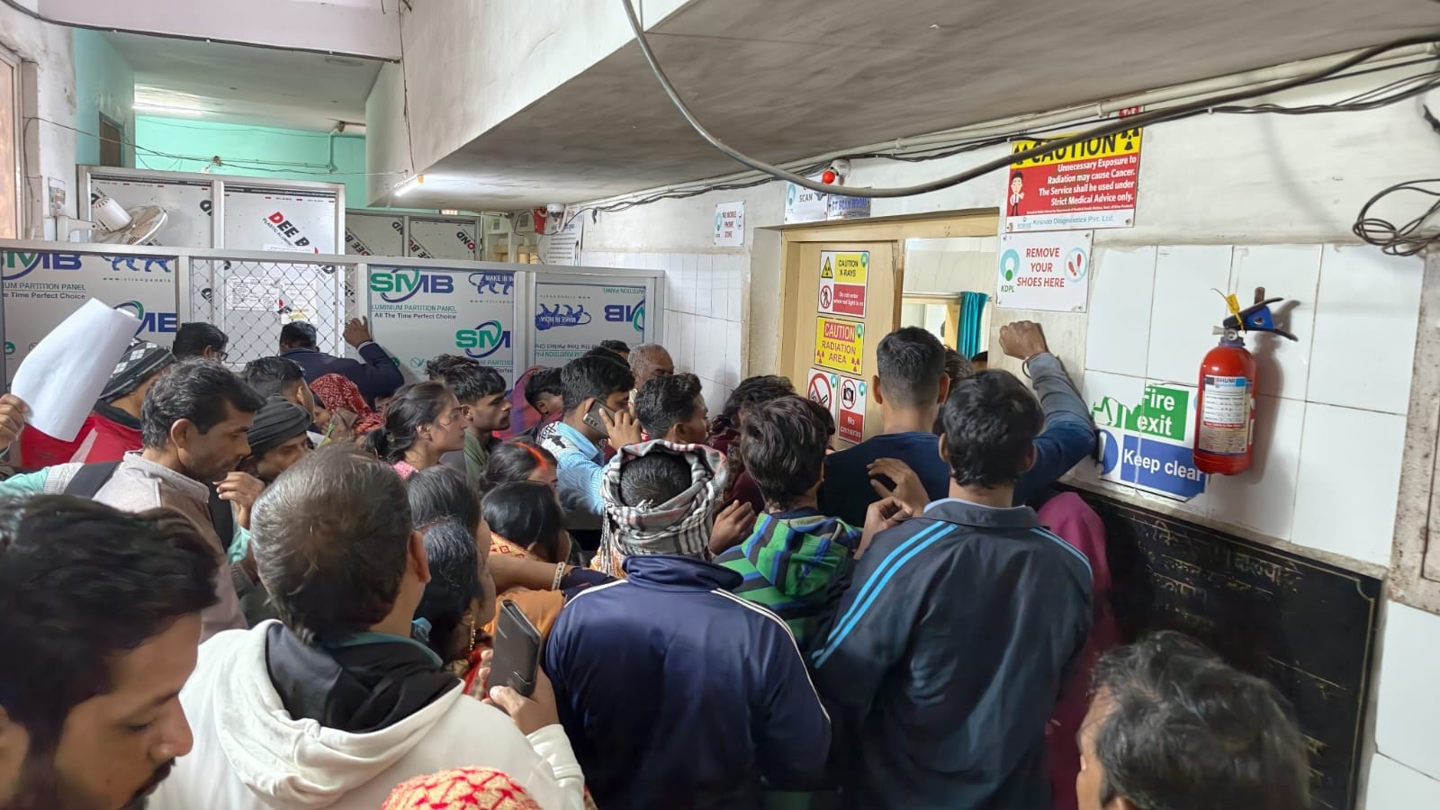 जिला अस्पताल के दवा काउंटर पर उमड़ी मरीजों और तीमारदारों की भीड़।संवाद जिला अस्पताल के दवा काउंटर पर उमड़ी मरीजों और तीमारदारों की भीड़।संवाद