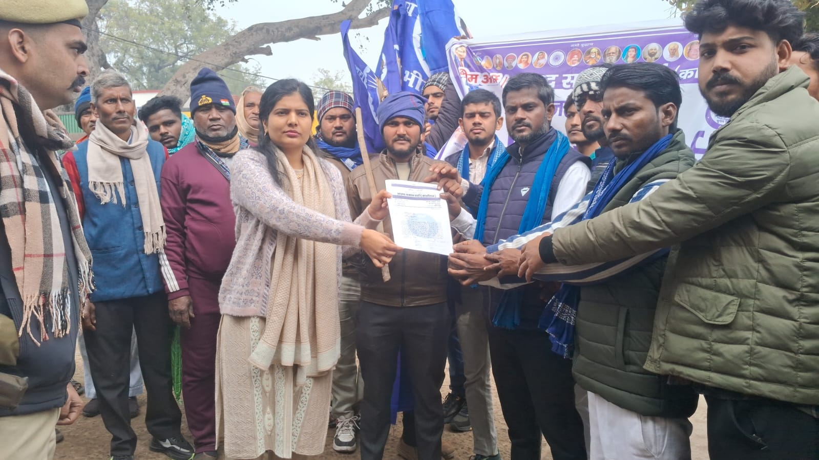 कलेक्ट्रेट पर यूजीसी बिल के समर्थन में एएसडीएम सतीश कुमार को ज्ञापन सौंपते भीम आर्मी भारत एकता 