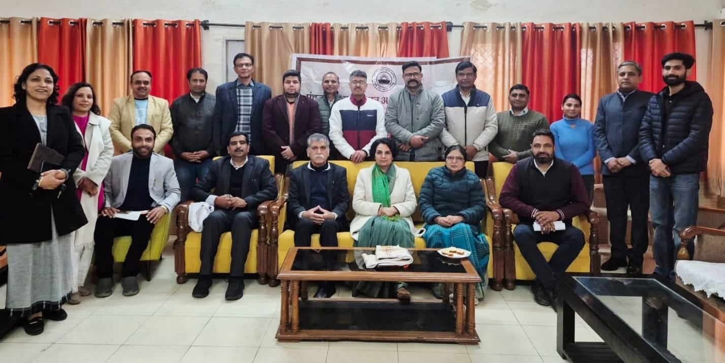 कुरुक्षेत्र। गोष्ठी में हिस्सा लेते मुख्यातिथि सहित अन्य सदस्य। स्वयं कुरुक्षेत्र। गोष्ठी में हिस्सा लेते मुख्यातिथि सहित अन्य सदस्य। स्वयं