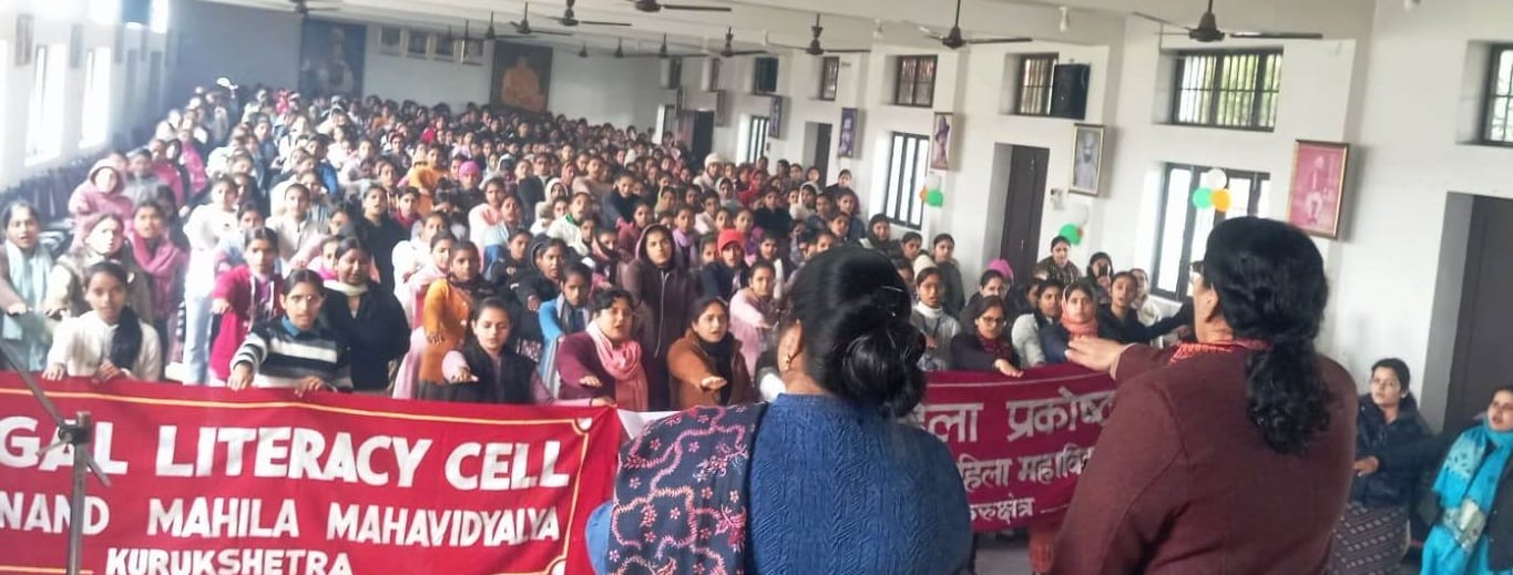 कुरुक्षेत्र। कार्यक्रम में शपथ लेती छात्राएं। स्वयं