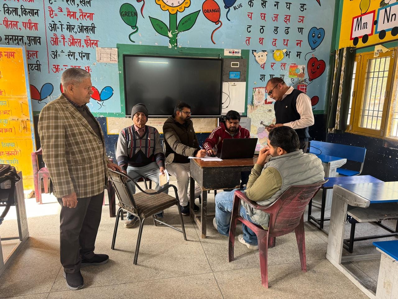 कुरुक्षेत्र। राजकीय आदर्श संस्कृति प्राथमिक स्कूल में आयोजित शिविर में कार्य करवाते लोग। स्वयं