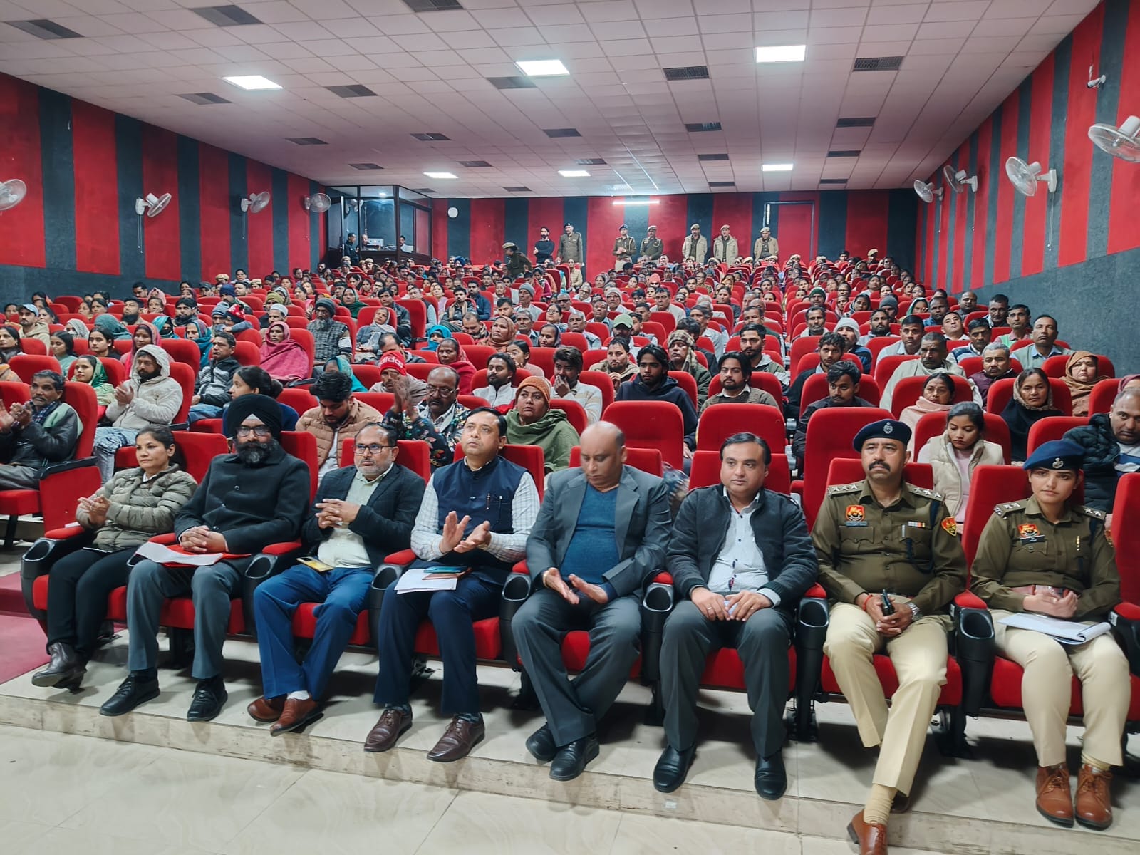 कार्यक्रम के दौरान प्रस्तुति देतीं छात्राएं। डीआईपीआरओ कार्यक्रम के दौरान प्रस्तुति देतीं छात्राएं। डीआईपीआरओ
