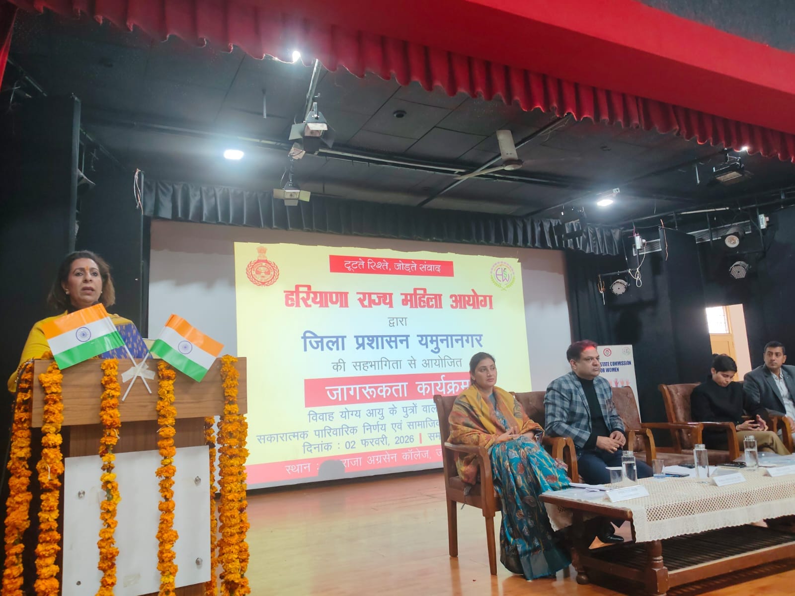कार्यक्रम के दौरान प्रस्तुति देतीं छात्राएं। डीआईपीआरओ कार्यक्रम के दौरान प्रस्तुति देतीं छात्राएं। डीआईपीआरओ