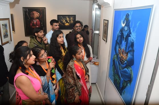 काशी विद्यापीठ के ललित कला केंद्र में लगाई गई लखनऊ के चित्रकारों की प्रदर्शनी देखते लोग। अमर उज