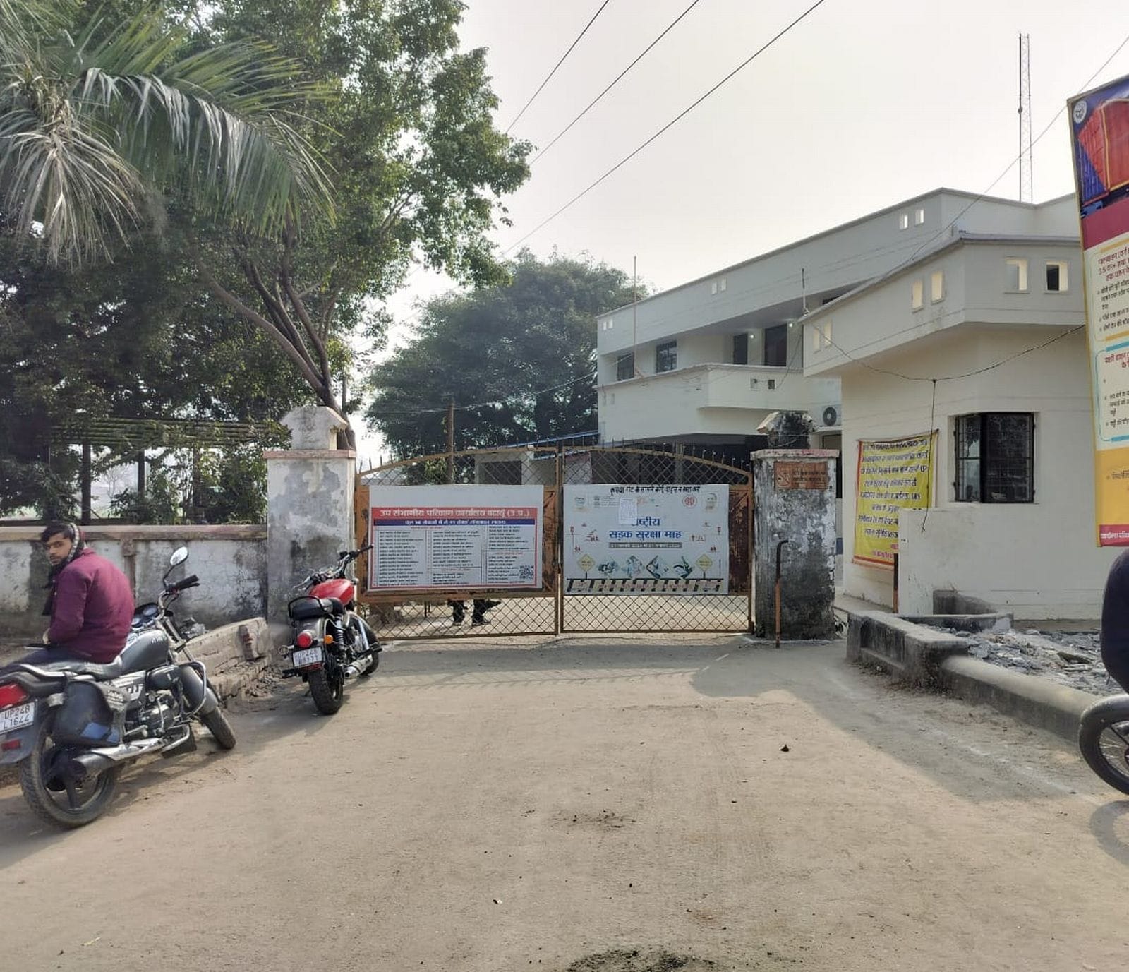 लाइसेंस बनवाने को लाइन में लगे लोग। संवाद लाइसेंस बनवाने को लाइन में लगे लोग। संवाद