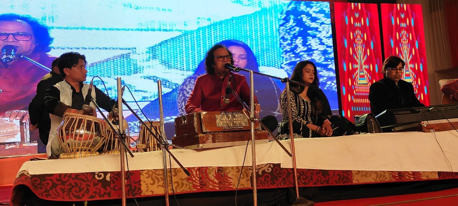 महोत्सव में अपनी कला का प्रदर्शन करते कलाकार-संवाद महोत्सव में अपनी कला का प्रदर्शन करते कलाकार-संवाद