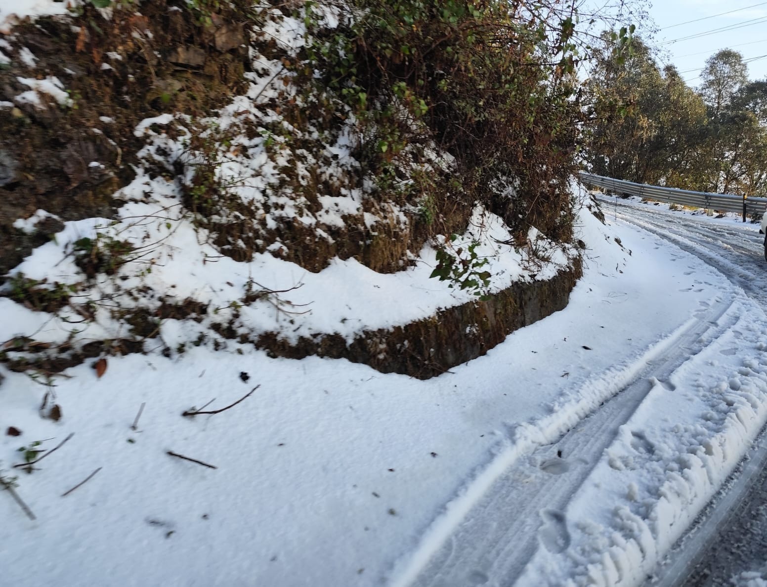 मसूरी में जमकर पड़े ओले--संवाद