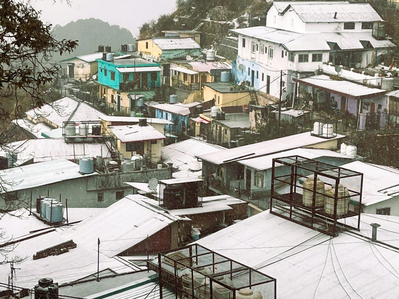 मसूरी में जमकर पड़े ओले--संवाद