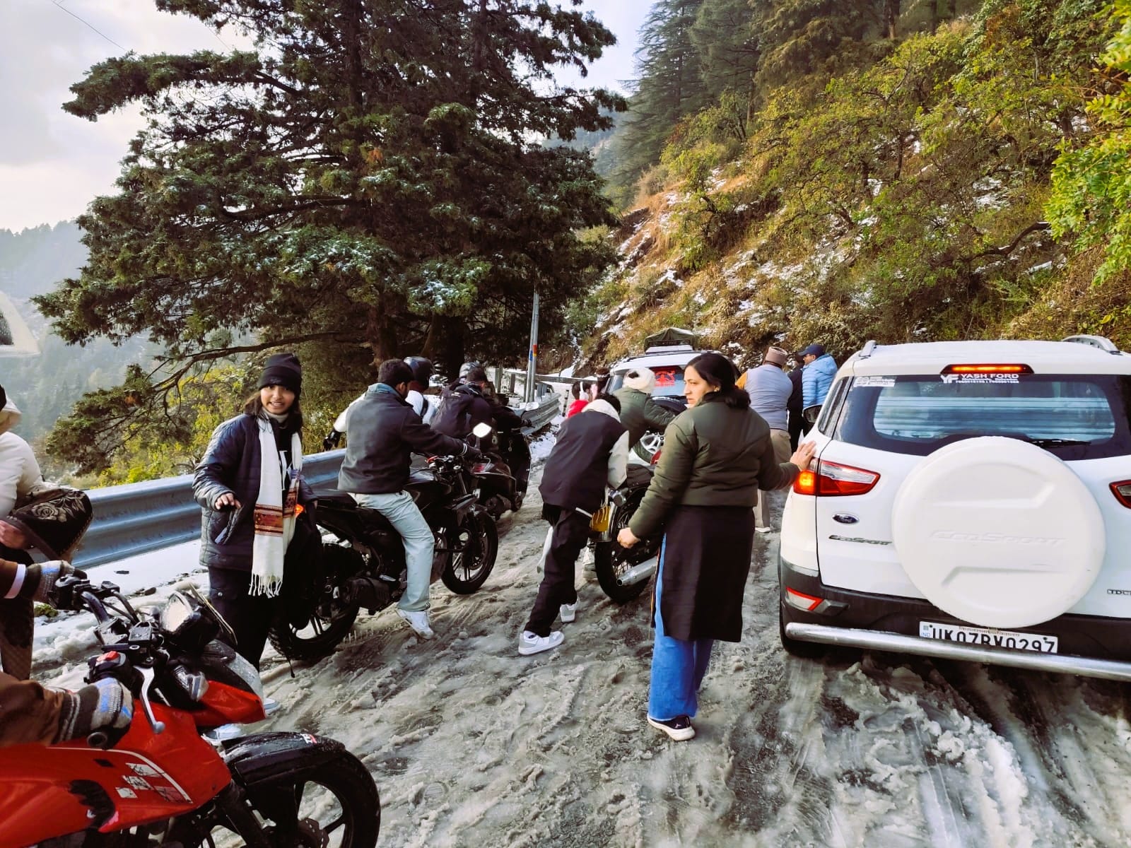 मसूरी में जमकर पड़े ओले--संवाद