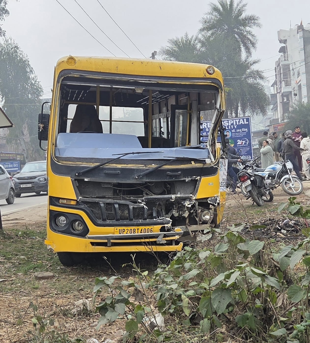 नूरपुर। रूट्स इंटरनेशनल स्कूल की दुर्घटनाग्रस्त बस व घायल बच्चे नूरपुर। रूट्स इंटरनेशनल स्कूल की दुर्घटनाग्रस्त बस व घायल बच्चे