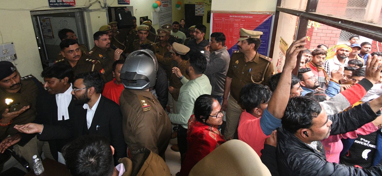 पार्षद सुरेंद्र वाल्मीकि और उनके समर्थकों को ले जाती पुलिस। पार्षद सुरेंद्र वाल्मीकि और उनके समर्थकों को ले जाती पुलिस।