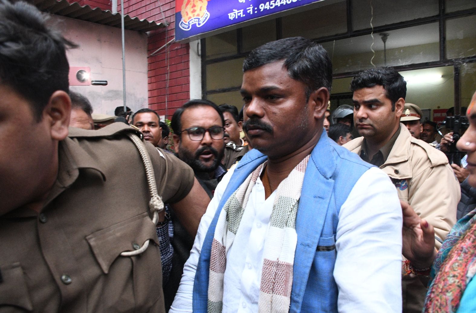 पार्षद सुरेंद्र वाल्मीकि और उनके समर्थकों को ले जाती पुलिस। पार्षद सुरेंद्र वाल्मीकि और उनके समर्थकों को ले जाती पुलिस।