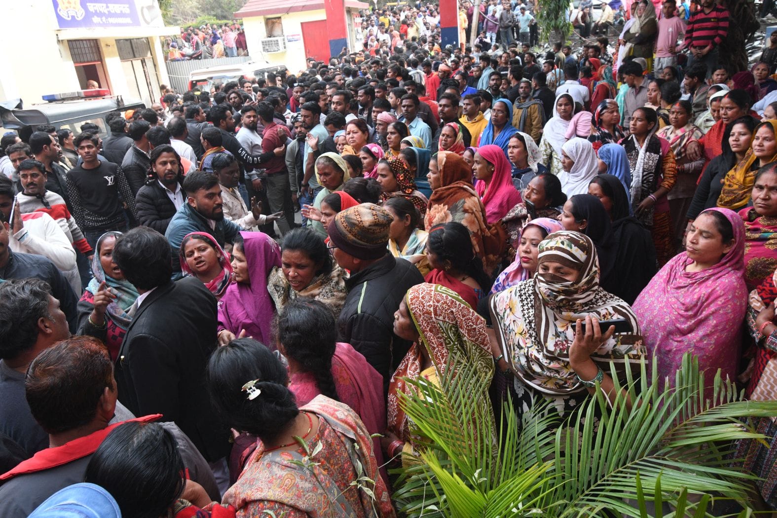 पार्षद सुरेंद्र वाल्मीकि और उनके समर्थकों को ले जाती पुलिस। पार्षद सुरेंद्र वाल्मीकि और उनके समर्थकों को ले जाती पुलिस।