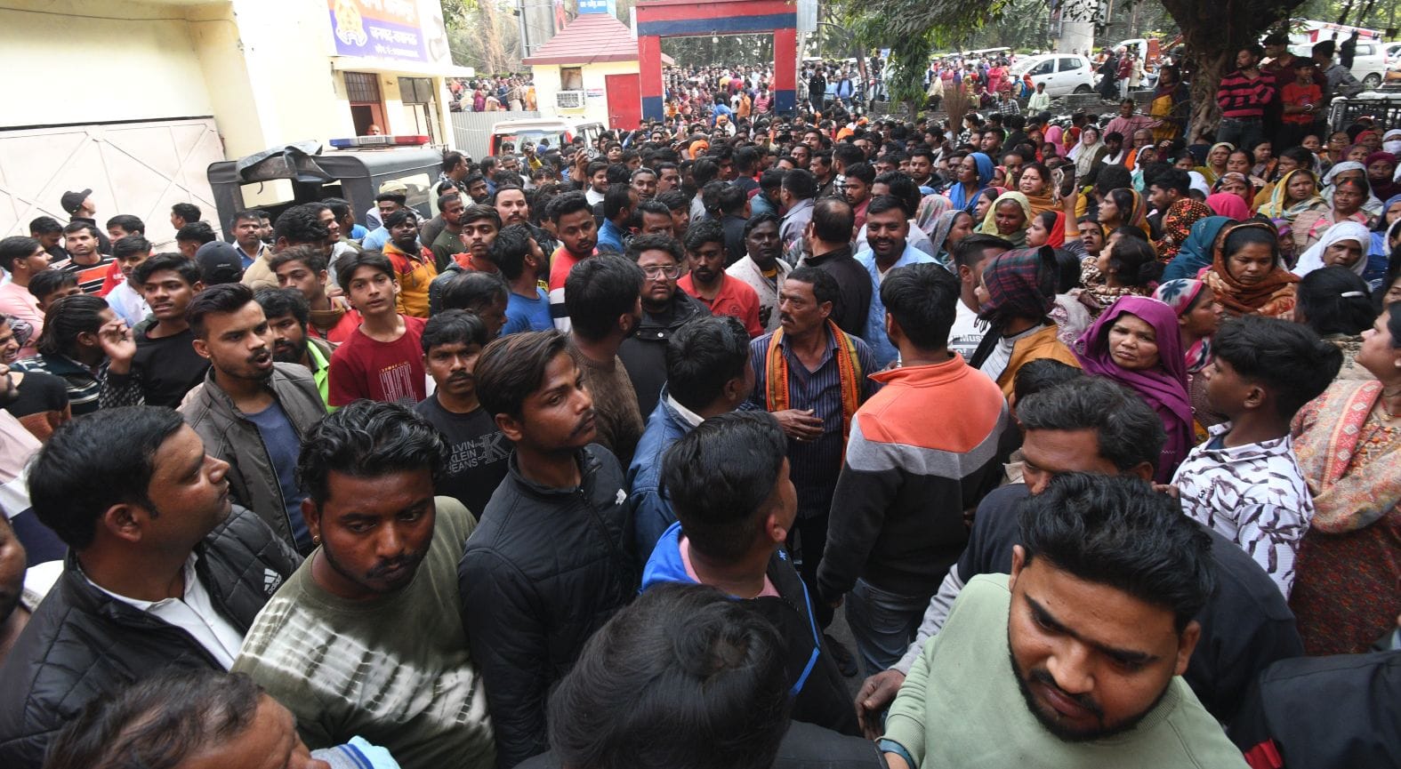 पार्षद सुरेंद्र वाल्मीकि और उनके समर्थकों को ले जाती पुलिस। पार्षद सुरेंद्र वाल्मीकि और उनके समर्थकों को ले जाती पुलिस।