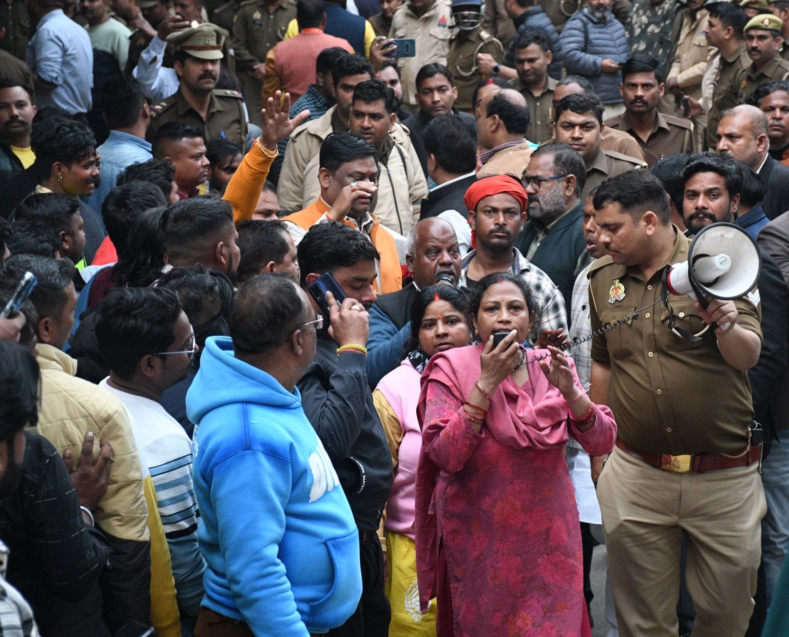 पार्षद सुरेंद्र वाल्मीकि और उनके समर्थकों को ले जाती पुलिस। पार्षद सुरेंद्र वाल्मीकि और उनके समर्थकों को ले जाती पुलिस।