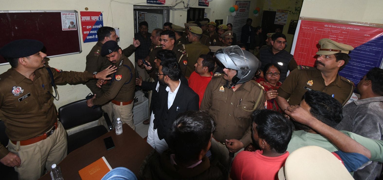 पार्षद सुरेंद्र वाल्मीकि और उनके समर्थकों को ले जाती पुलिस। पार्षद सुरेंद्र वाल्मीकि और उनके समर्थकों को ले जाती पुलिस।