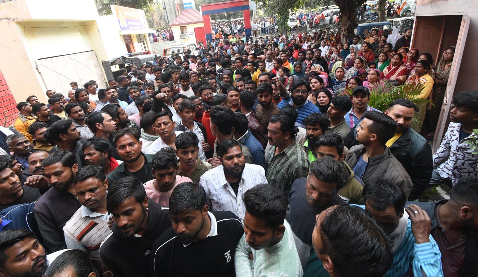 पार्षद सुरेंद्र वाल्मीकि और उनके समर्थकों को ले जाती पुलिस। पार्षद सुरेंद्र वाल्मीकि और उनके समर्थकों को ले जाती पुलिस।
