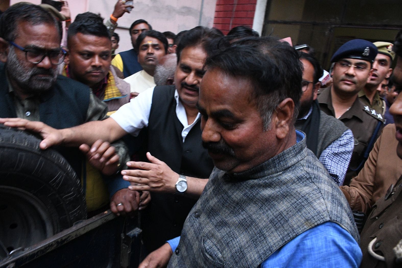 पार्षद सुरेंद्र वाल्मीकि और उनके समर्थकों को ले जाती पुलिस। पार्षद सुरेंद्र वाल्मीकि और उनके समर्थकों को ले जाती पुलिस।