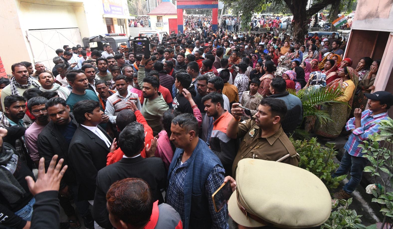 पार्षद सुरेंद्र वाल्मीकि और उनके समर्थकों को ले जाती पुलिस। पार्षद सुरेंद्र वाल्मीकि और उनके समर्थकों को ले जाती पुलिस।