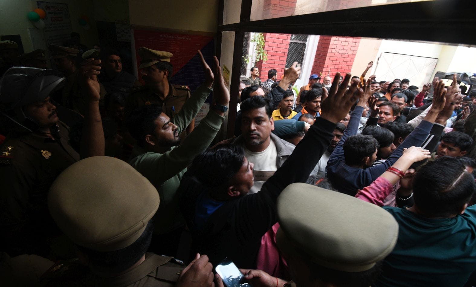 पार्षद सुरेंद्र वाल्मीकि और उनके समर्थकों को ले जाती पुलिस। पार्षद सुरेंद्र वाल्मीकि और उनके समर्थकों को ले जाती पुलिस।