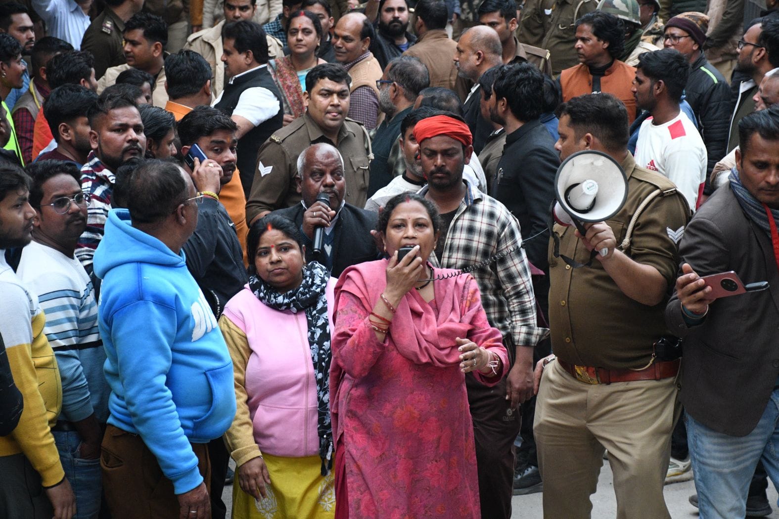 पार्षद सुरेंद्र वाल्मीकि और उनके समर्थकों को ले जाती पुलिस। पार्षद सुरेंद्र वाल्मीकि और उनके समर्थकों को ले जाती पुलिस।