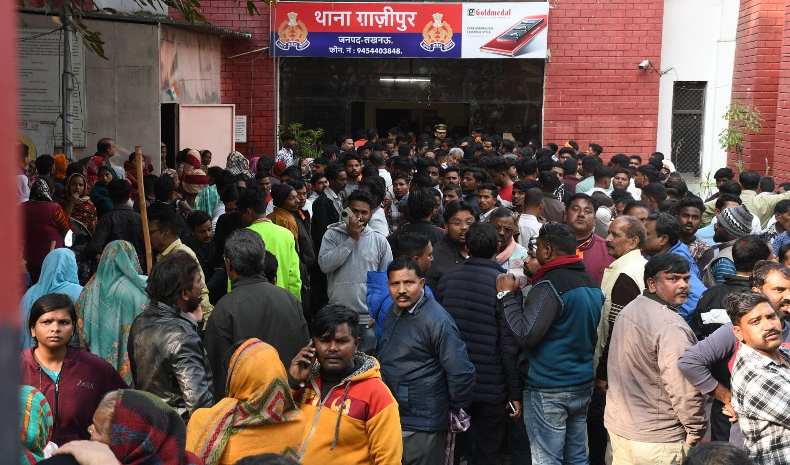 पार्षद सुरेंद्र वाल्मीकि और उनके समर्थकों को ले जाती पुलिस। पार्षद सुरेंद्र वाल्मीकि और उनके समर्थकों को ले जाती पुलिस।