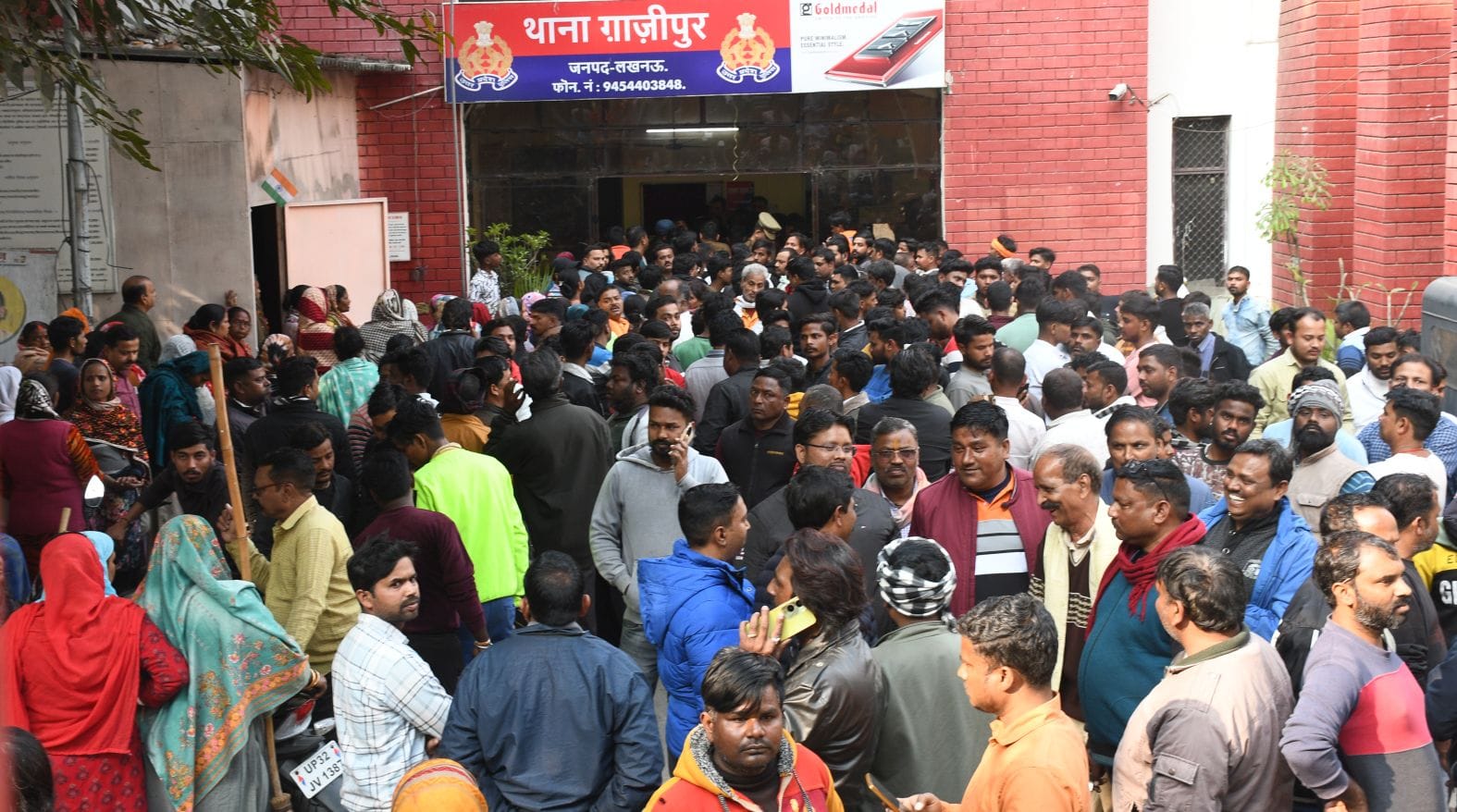 पार्षद सुरेंद्र वाल्मीकि और उनके समर्थकों को ले जाती पुलिस। पार्षद सुरेंद्र वाल्मीकि और उनके समर्थकों को ले जाती पुलिस।