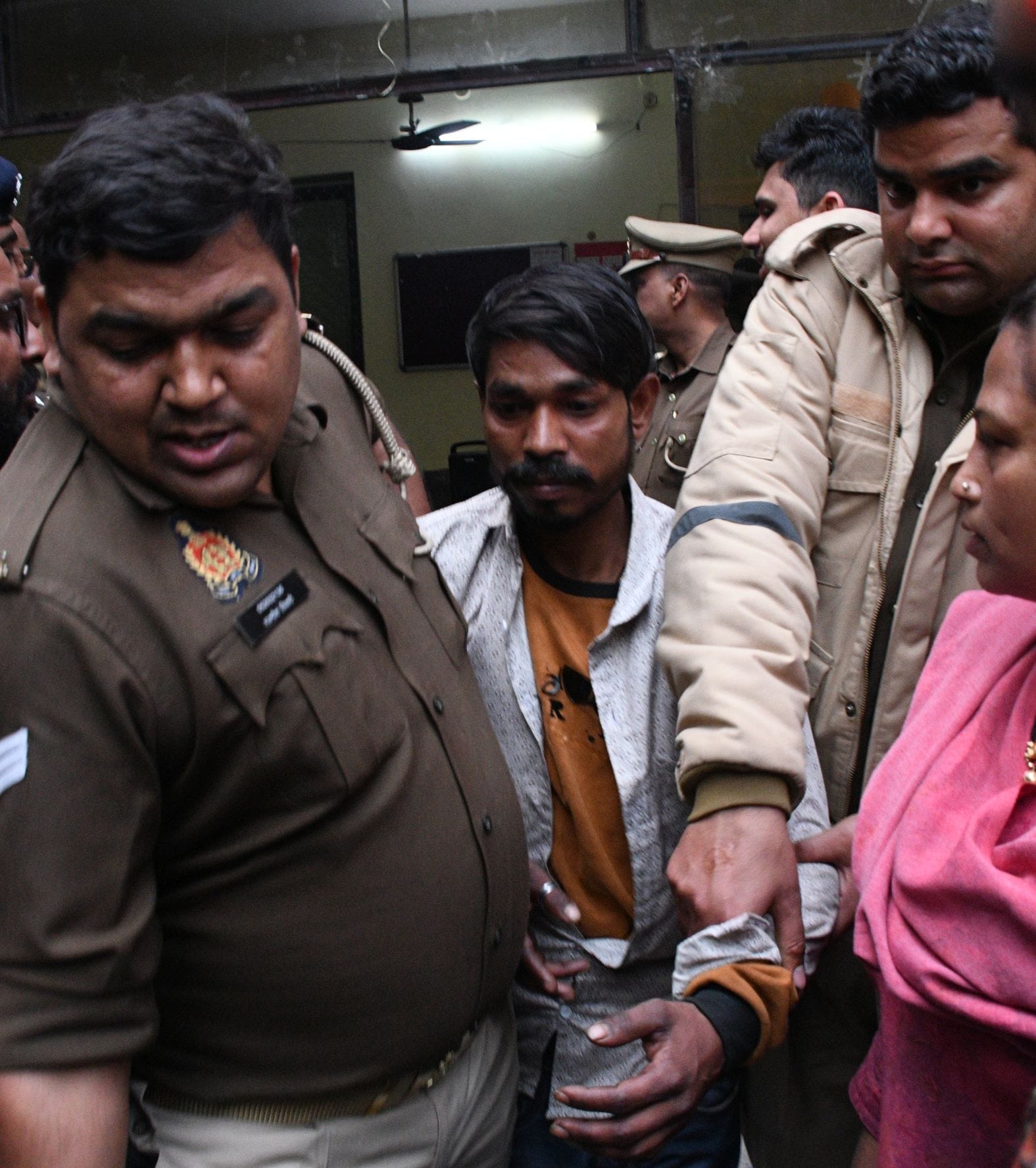 पार्षद सुरेंद्र वाल्मीकि और उनके समर्थकों को ले जाती पुलिस। पार्षद सुरेंद्र वाल्मीकि और उनके समर्थकों को ले जाती पुलिस।