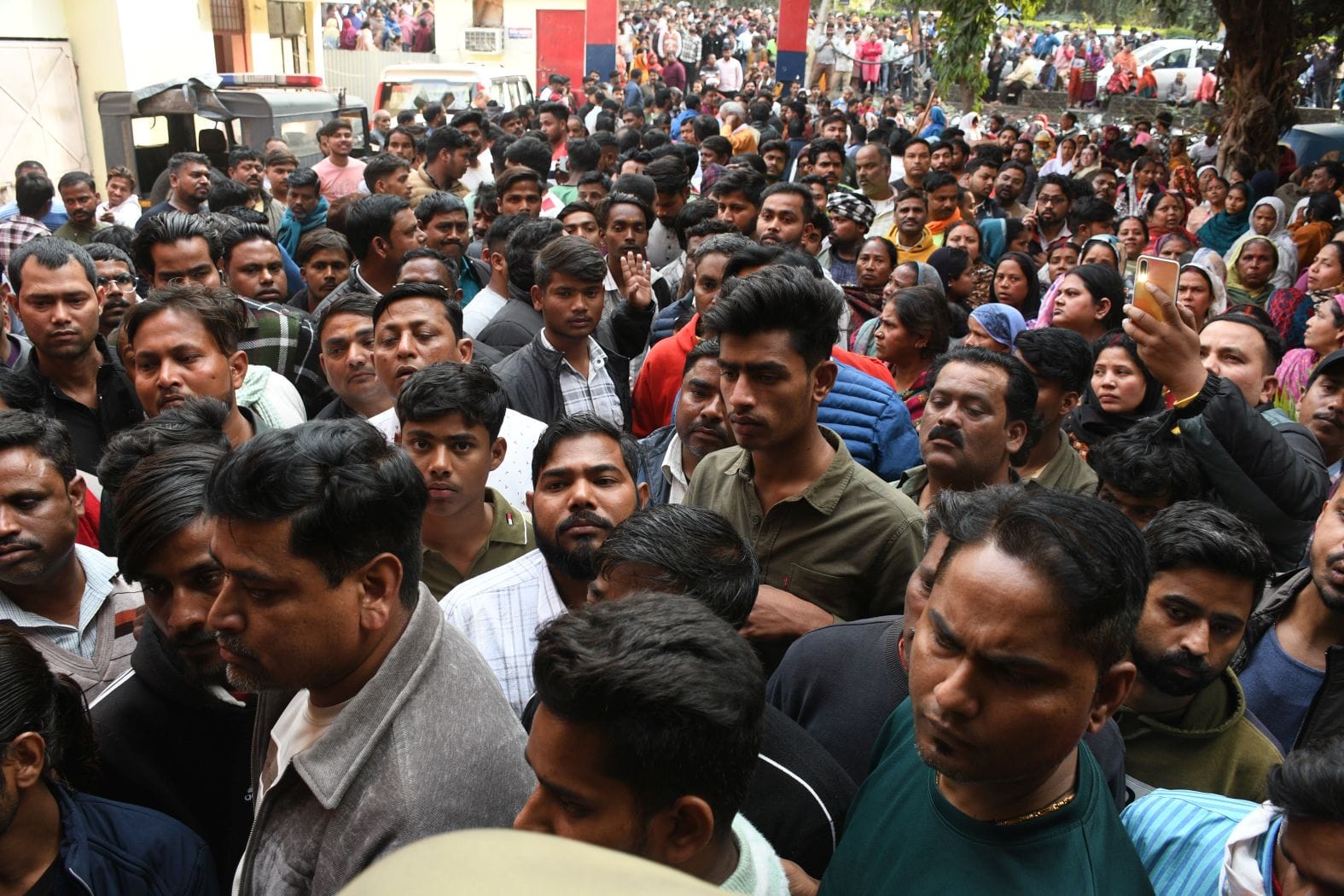पार्षद सुरेंद्र वाल्मीकि और उनके समर्थकों को ले जाती पुलिस। पार्षद सुरेंद्र वाल्मीकि और उनके समर्थकों को ले जाती पुलिस।