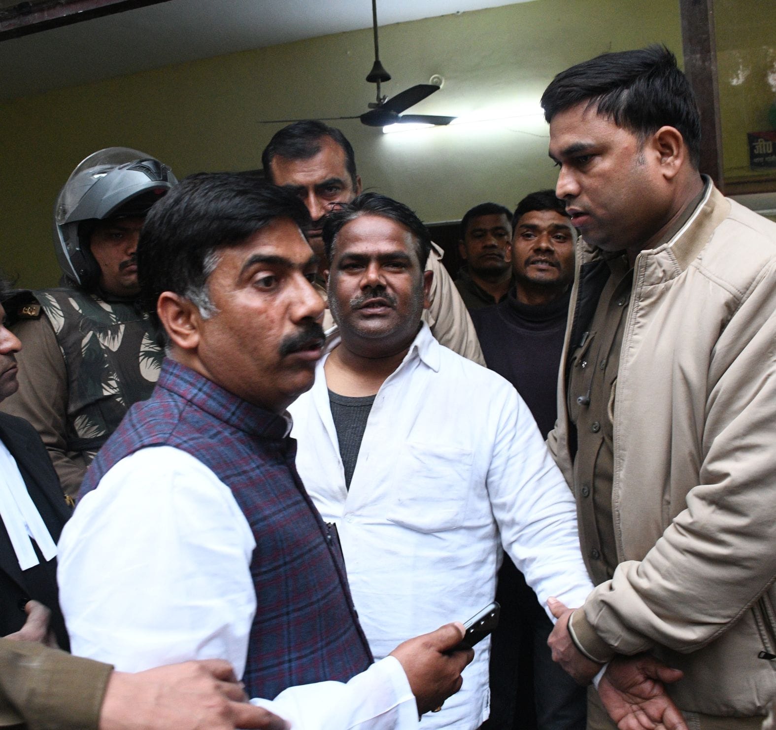 पार्षद सुरेंद्र वाल्मीकि और उनके समर्थकों को ले जाती पुलिस। पार्षद सुरेंद्र वाल्मीकि और उनके समर्थकों को ले जाती पुलिस।