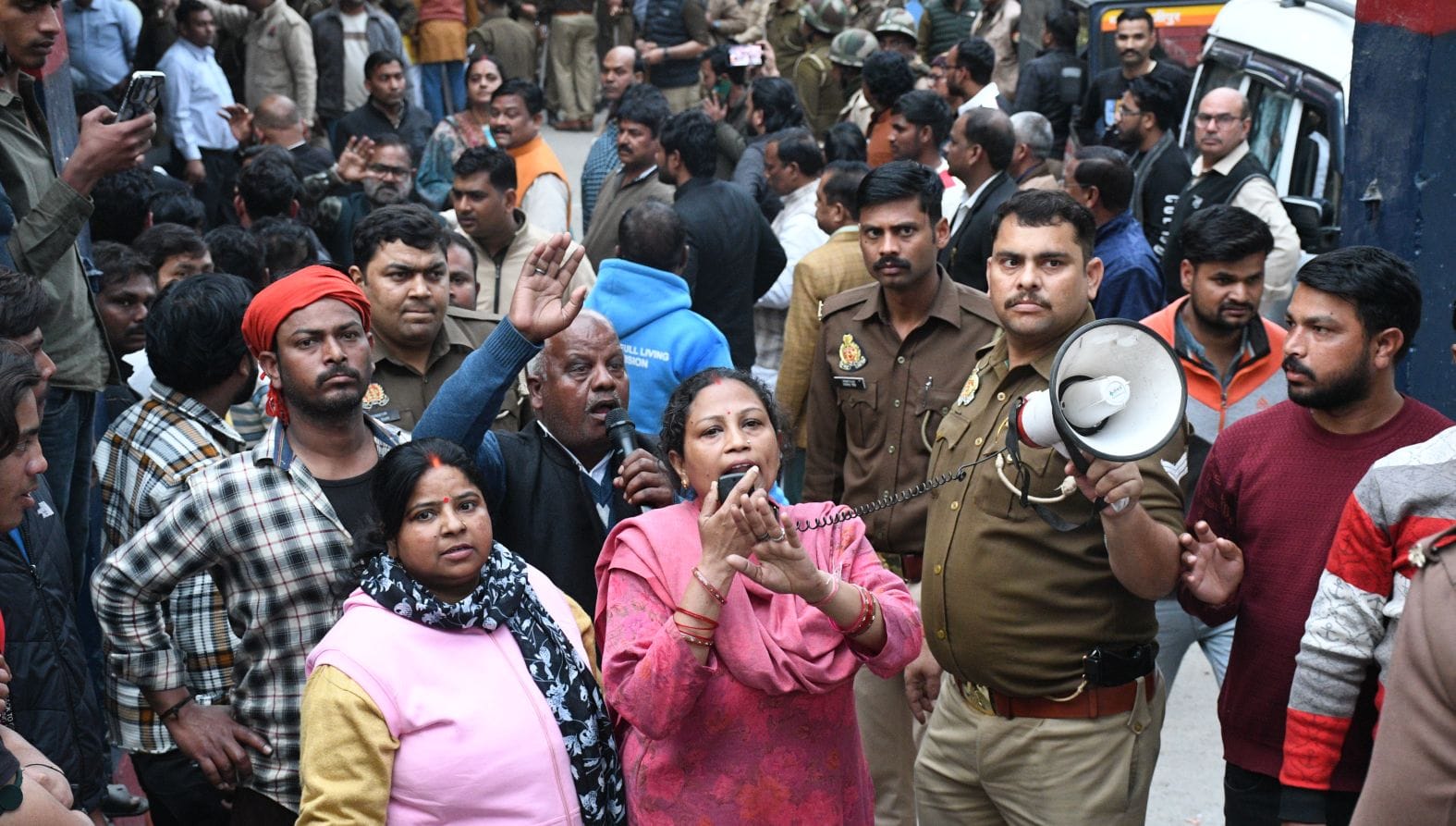 पार्षद सुरेंद्र वाल्मीकि और उनके समर्थकों को ले जाती पुलिस। पार्षद सुरेंद्र वाल्मीकि और उनके समर्थकों को ले जाती पुलिस।