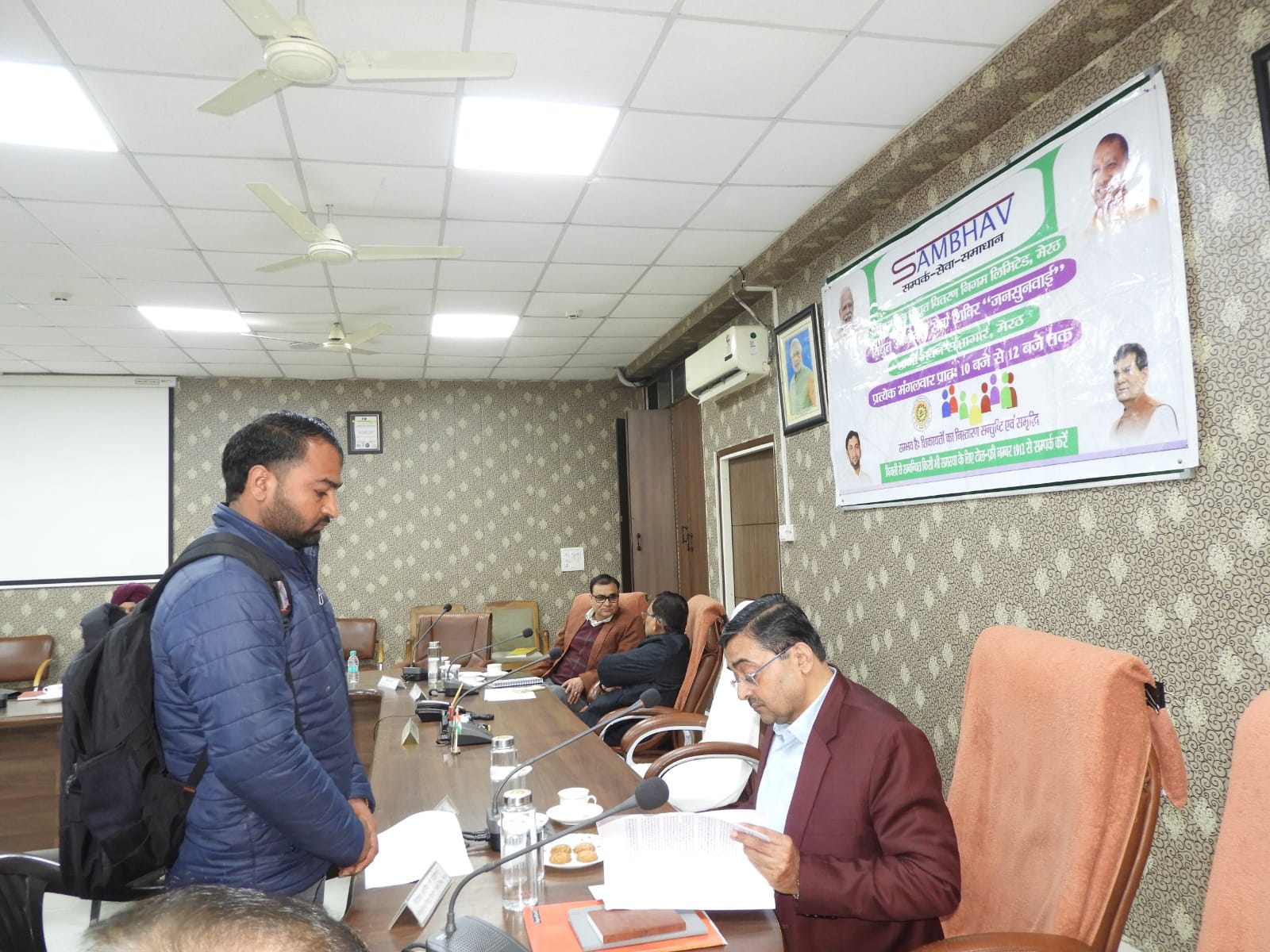 पीवीवीएनएल के मुख्यालय ऊर्जा भवन में जन सुनवाई करते निदेशक। स्रोत : पीवीवीएनएल। पीवीवीएनएल के मुख्यालय ऊर्जा भवन में जन सुनवाई करते निदेशक। स्रोत : पीवीवीएनएल।