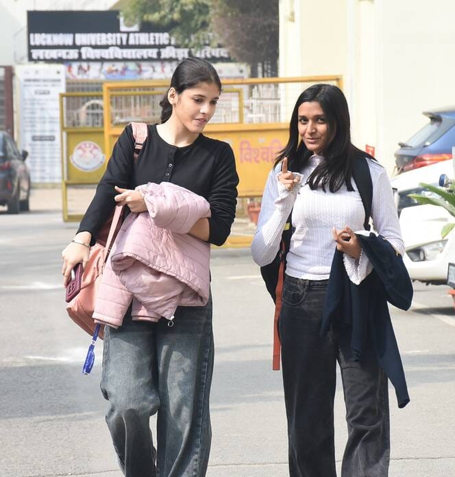 सोमवार को धूप में उतर गए गर्म कपड़े। 