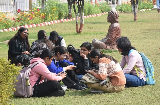 सोमवार को धूप में उतर गए गर्म कपड़े। 