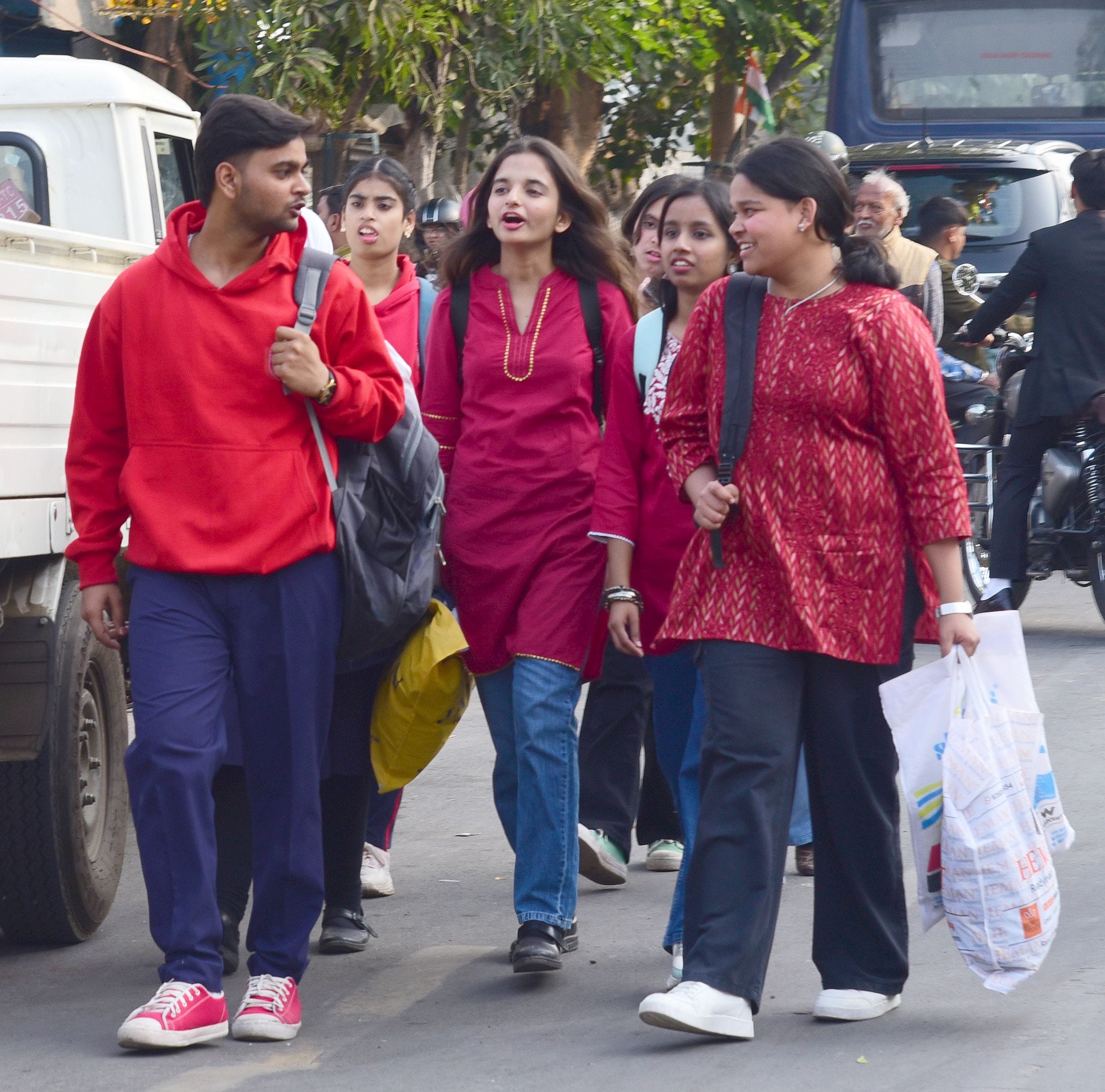 सोमवार को धूप में उतर गए गर्म कपड़े। 