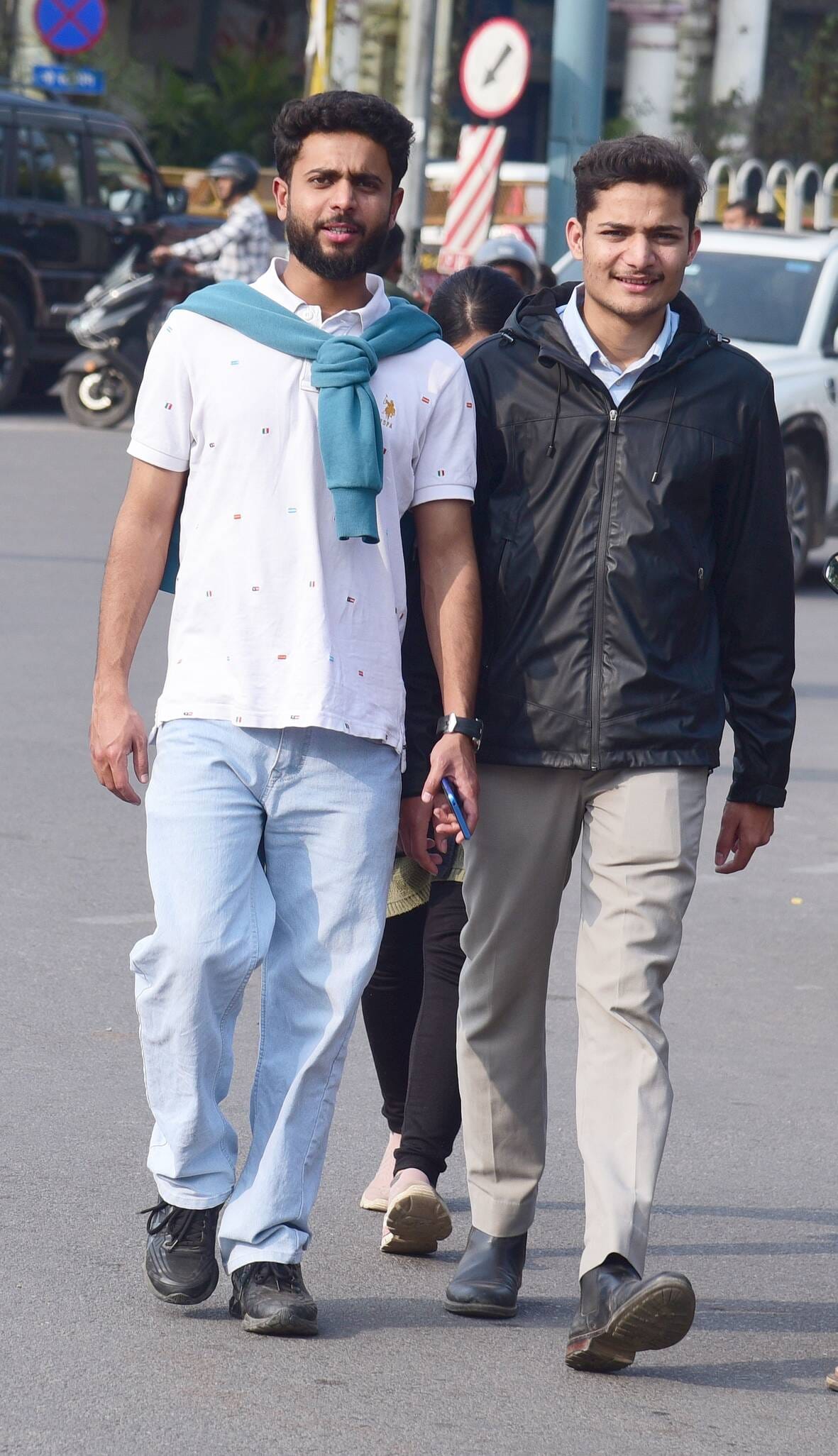 सोमवार को धूप में उतर गए गर्म कपड़े। 