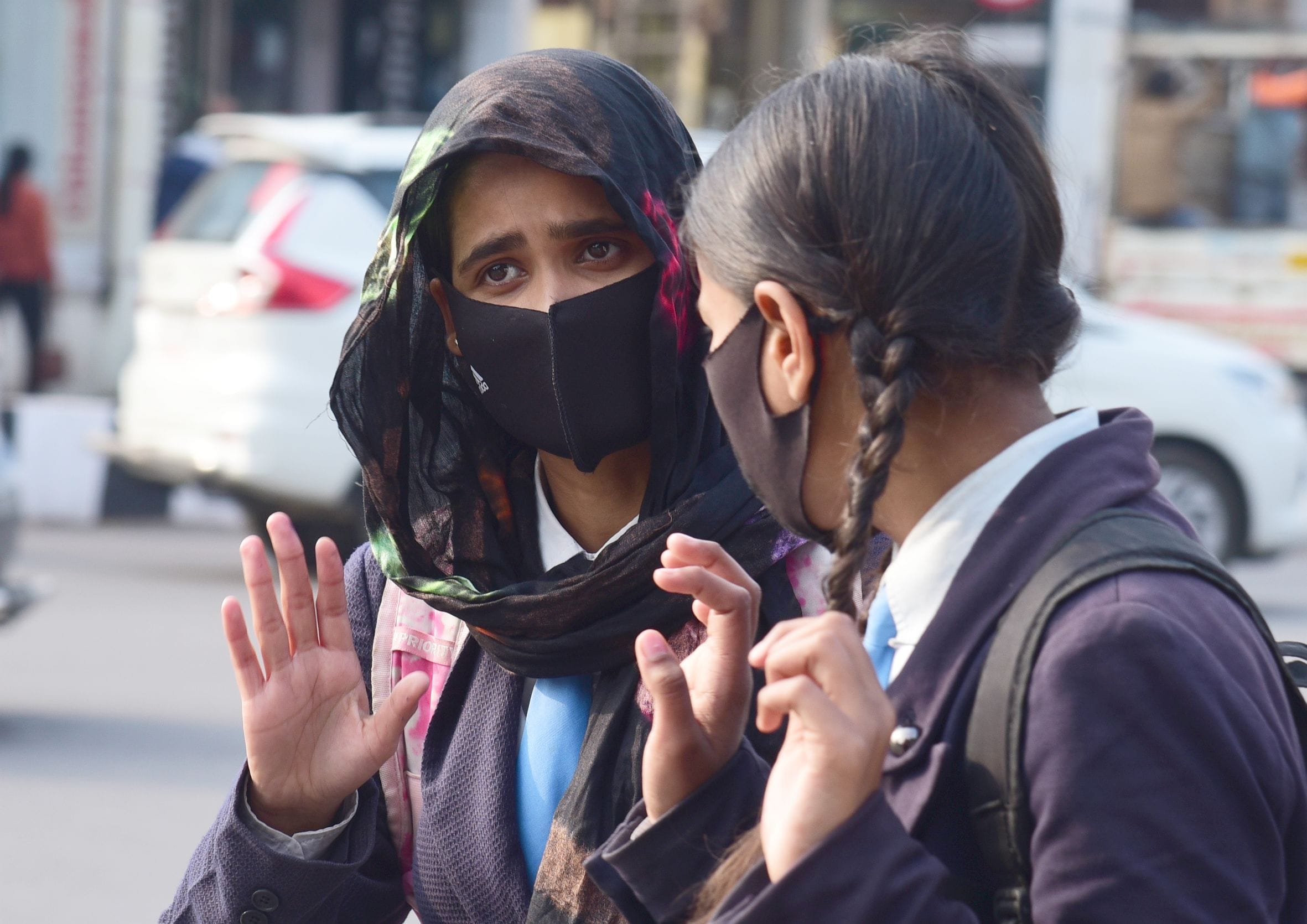 सोमवार को धूप में उतर गए गर्म कपड़े। 