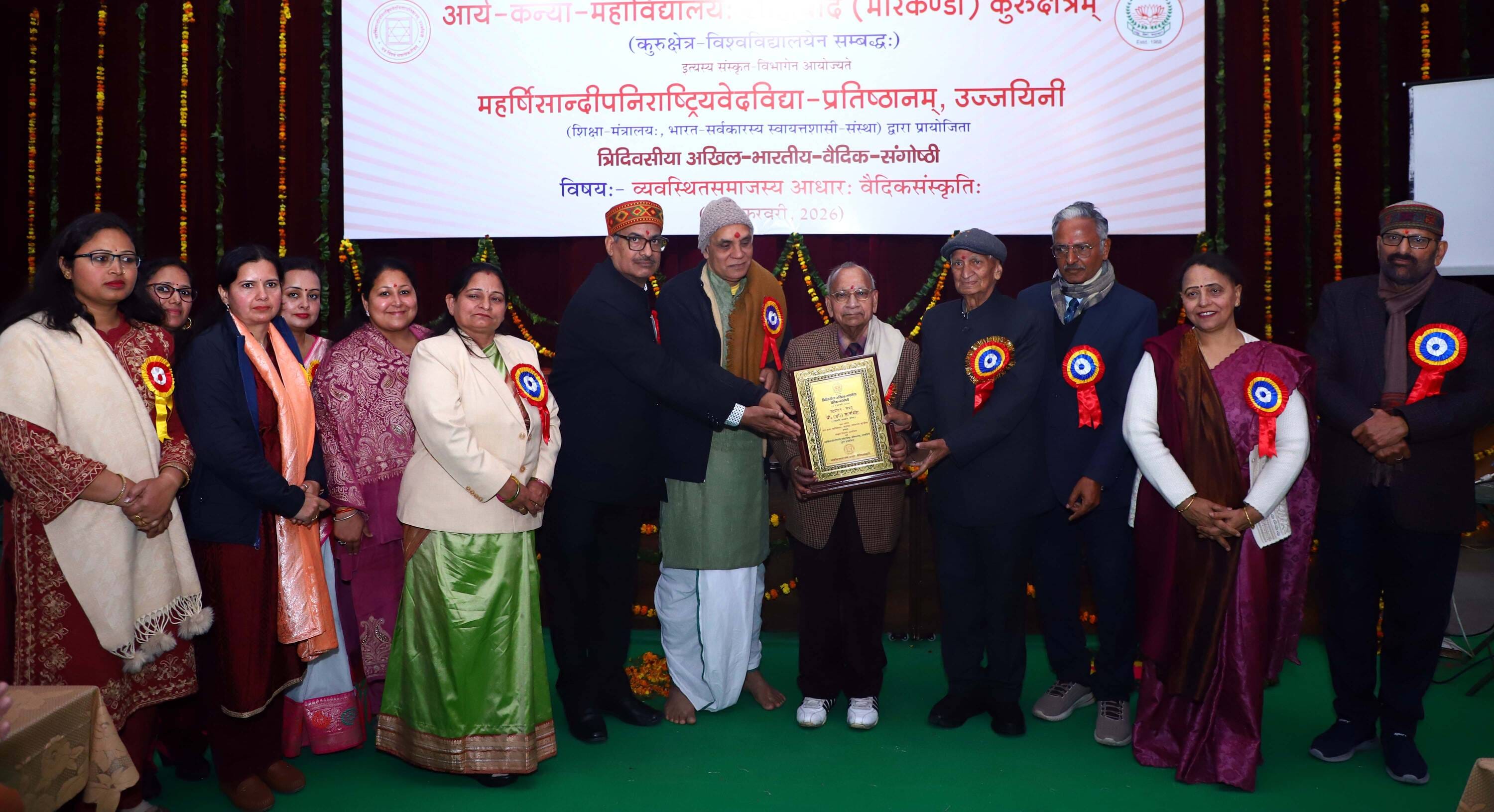 शाहाबाद। संगोष्ठी के शुभारंभ के दौरान मुख्यातिथि को स्मृति चिह्न देते आयोजक। स्वयं