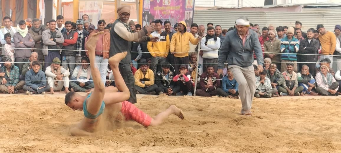 दगंल के दौरान दाब पेच आजमाते पहलवान। संवाद दगंल के दौरान दाब पेच आजमाते पहलवान। संवाद