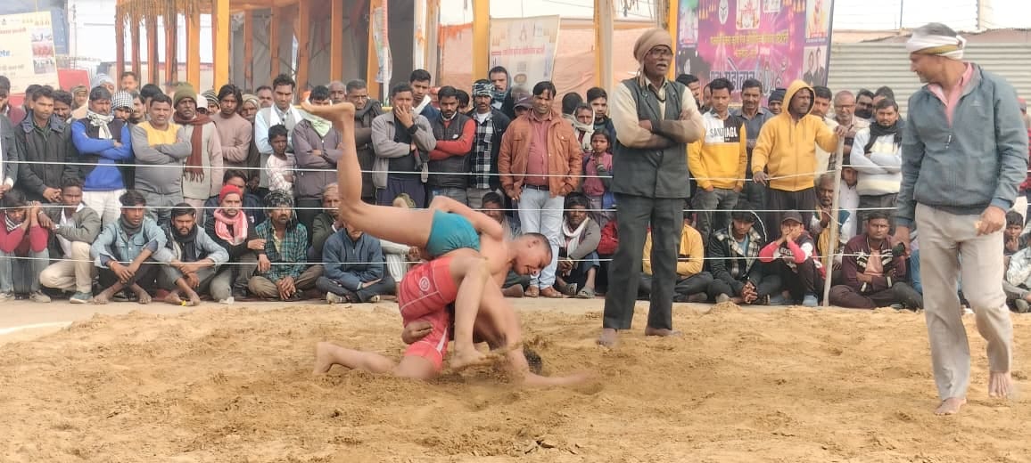 दगंल के दौरान दाब पेच आजमाते पहलवान। संवाद दगंल के दौरान दाब पेच आजमाते पहलवान। संवाद